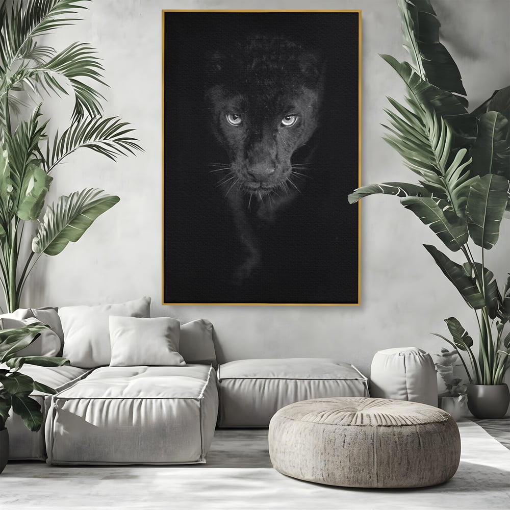 Tablou canvas cu tablou canvas cu pantera neagra, in rama de aluminiu auriu, pe perete intr-un living